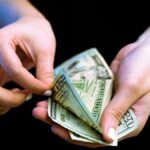 Доллару закрывают дверь в Россию: почему возврат к старым расчетам называют ошибкой